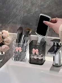 透明桌面收纳盒，饰有粉色蝴蝶结，带笔筒和储物盒，是返校用品、办公用品、宿舍用品、化妆品、护肤品和办公桌必备品的理想之选。也适合作为女士礼物、圣诞家居装饰、个性化礼物、男女皆宜的圣诞礼物、房间装饰和旅行必备品。 - 彩色 - 查看 7