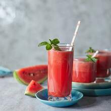 Un paquet de 100 pailles en papier rose de 6x197mm, fabriquées à partir de matériaux épais et sans odeur, naturellement, avec un bord plat résistant aux rayures. Convient pour les boissons comme le thé au lait, le jus, le café, le cola, l'eau de noix de coco, etc. C'est la paille préférée pour les événements, les rassemblements, les fêtes, le camping, les pique-niques, etc.