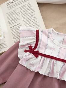 Vestido infantil feminino moderno e charmoso com estampa patchwork em cores contrastantes, mangas compridas, laço estampado e barra com babados. Macio e confortável, perfeito para férias, atividades ao ar livre, encontros, festas e uso diário na primavera e no outono. - Rosa - Ver 4