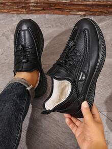 زوج من بوت الثلج الرياضية المقاومة للماء والدافئة للرجال، ذات نمط حرفي قاعدة منقولة منخفضة، بوت خارجية مربوطة بالأربطة