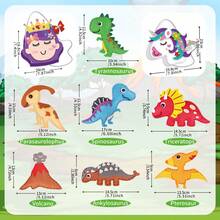 Kit de costura creativo del mundo de los dinosaurios para niños, juguete de manualidades interactivo entre padres e hijos de tela no tejida. El kit incluye varios materiales de tela no tejida con formas de dinosaurios y agujas de plástico. Los padres pueden guiar a los niños a aprender costura básica y hacer juntos Triceratops, Spinosaurus, etc., mejorando las habilidades motoras finas de los niños y el vínculo entre padres e hijos.