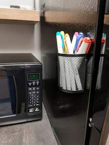 1/2 piezas Organizador de cesta magnética de metal para refrigerador, Soporte magnético de malla para bolígrafos, Organizador de lápices y marcadores de malla para escritorio, Soporte de bolígrafo de malla de hierro metálico, Soporte de bolígrafo semicircular y almacenamiento para el hogar y la oficina para la cocina, el refrigerador, el escritorio - Diseño negro duradero y ahorrador de espacio con bolígrafos de varios colores, suministros de manualidades, amigable para la familia