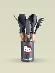 Sanrio مجموعة أدوات مطبخ سيليكون غير لاصقة مكونة من 12 قطعة، تتميز بمقابض مانعة للانزلاق باللونين الأسود والبني، تشمل مكشطة، خفاقة بيض، ملعقة، ملقط، ملعقة شوربة، مبشرة، ملقط، إلخ. مقاومة للحرارة وقوية، مناسبة لأدوات الطهي، مقاومة للخدش - مناسبة للخبز والقلي والغليان والبخار - هدية مثالية لعيد الميلاد وعيد الحب والتخرج والانتقال إلى منزل جديد