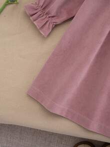 Vestido infantil feminino moderno e charmoso com estampa patchwork em cores contrastantes, mangas compridas, laço estampado e barra com babados. Macio e confortável, perfeito para férias, atividades ao ar livre, encontros, festas e uso diário na primavera e no outono. - Rosa - Ver 7