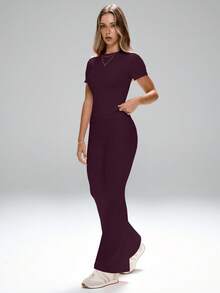 FWH "Bộ đồ hai mảnh mặc hàng ngày dành cho nữ: Kiểu dáng cơ bản, đa năng và kín đáo, phù hợp cho đi làm, công sở, tập thể dục và yoga. Đặc trưng bởi phong cách ngọt ngào, thanh lịch, ôm sát với chất liệu thun co giãn giúp thon gọn vòng eo. Áo cổ tròn tay ngắn kết hợp với quần thể thao cạp cao, ống loe nhẹ giúp kiểm soát vòng bụng và tạo hiệu ứng kéo dài chân." Mùa hè - Màu tím - Xem 6