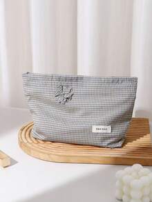 1 PC Solid Color Plaid Four-Leaf Clover Portable Travel All-Match Back To School In Bulk Make Up Bag,Fashionable And Casual Large Capacity Portable Zipper Makeup Bags,Travel Storage Stationery Storage,Vacation Essentials Cosmetic Bags For Headphones,Charger,Lipsticks,Cosmetics,Perfume,Skin Care And Beauty Products,Home Decor,For Mom,Nurses,Students,School Girls,Keys,Holiday Gifts,Makeup Pouch,Cosmetic Bag,Travel Essential,Large Capacity,Large Makeup Bag,Christmas Gifts,Pouch,Travel,Gifts For Women,Women's Necessaire,Travel Essential,Pouch,Clutch / Small Handbag,Necessaire,Makeup Organizer,Makeup Organize,Pouch,Brush Holder,Mini Pouch,Large Capacity Pouch