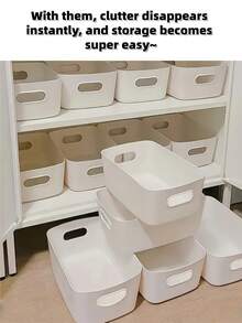 1 pièce de boîte de rangement blanche minimaliste avec des lignes lisses et une forme carrée nette, dotée d'une conception de poignée intégrée très conviviale. Fabriquée en plastique de haute qualité, elle est robuste et facile à nettoyer. Qu'il s'agisse de petits articles de beauté dans la chambre ou de bouteilles et bocaux d'assaisonnement dans la cuisine