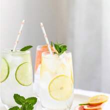 Un paquet de 100 pailles en papier rose de 6x197mm, fabriquées à partir de matériaux épais et sans odeur, naturellement, avec un bord plat résistant aux rayures. Convient pour les boissons comme le thé au lait, le jus, le café, le cola, l'eau de noix de coco, etc. C'est la paille préférée pour les événements, les rassemblements, les fêtes, le camping, les pique-niques, etc.