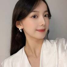 The 2025 New Moon Whistle Leaf Earrings Are Inspired By The Forms Of Natural Leaves And Feature A Unique "Moon Whistle" Element, Cleverly Blending Niche Aesthetics With Everyday Wear. The Earrings Feature A Carefully Selected, High-Quality Metal Base With A Soft Luster, Creating A Discreet, High-End Feel That Transcends The Need For Embellishment.