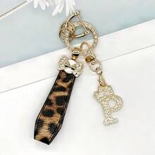 Breloc din aliaj de zinc, 1 bucată, cu design din piele PU imprimată, împreună cu un pandantiv strălucitor cu literă în formă de coroană, strat antirugină, potrivit pentru agățarea cheilor mașinii, cheilor etc. Se potrivește cu orice și este un accesoriu indispensabil pentru a purta!