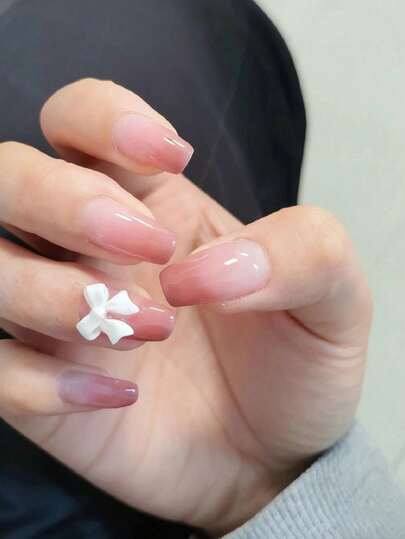 24片T型美甲贴片套装，粉色渐变色，白色蝴蝶结装饰，包含1个指甲锉和1瓶果冻胶，适合派对使用