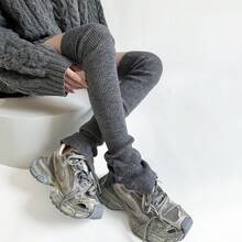 Cubiertas de pierna versátiles y de moda para otoño e invierno, con rodilleras cálidas y diseño de botón alto en la pierna. Calcetines largos de color blanco leche apilados sobre las rodillas - Camello de arroz - Ver 7