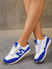 Tênis Patchwork Azul E Branco Da Moda 2025, Confeccionados Em Lona E De Alta Qualidade, Macios, Confortáveis E Respiráveis. O Design Clássico Em Blocos De Cores Azul E Branco É Versátil. Design Simples E Elegante, Confortável E Durável, Adequado Para Uso Diário, Esportes, Lazer, Compras E Diversas Ocasiões. O Solado Antiderrapante E Resistente Ao Desgaste Proporciona Segurança Extra. O Design Elegante E Apropriado É Adequado Para Todas As Ocasiões.