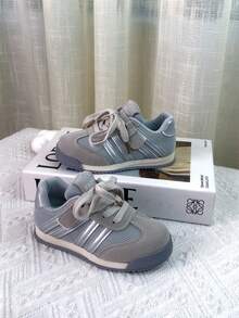 زوج من أحذية الأطفال الرياضية ذات الرقبة المنخفضة والشبكة التنفسية، إغلاق بالخطاف والحلقة، أحذية كاجوال مضادة للانزلاق، موضة للأطفال، مناسبة للربيع/الخريف