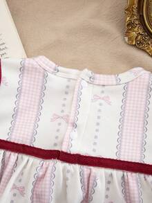 Vestido infantil feminino moderno e charmoso com estampa patchwork em cores contrastantes, mangas compridas, laço estampado e barra com babados. Macio e confortável, perfeito para férias, atividades ao ar livre, encontros, festas e uso diário na primavera e no outono. - Rosa - Ver 9