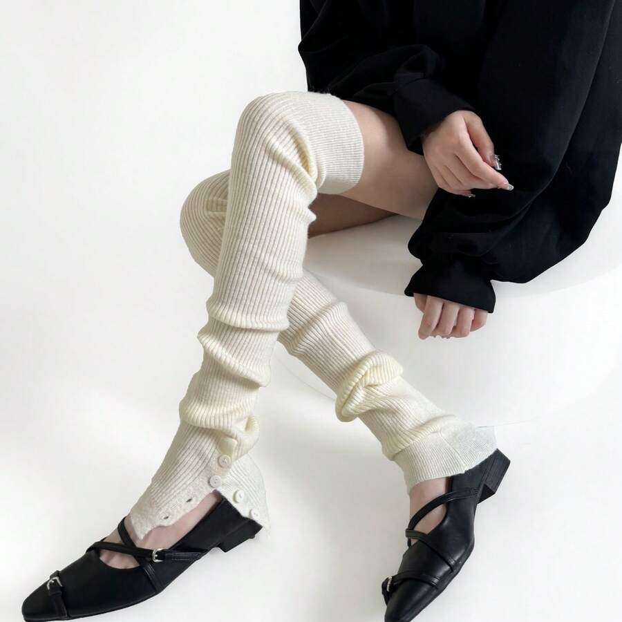 Cubiertas de pierna versátiles y de moda para otoño e invierno, con rodilleras cálidas y diseño de botón alto en la pierna. Calcetines largos de color blanco leche apilados sobre las rodillas - Camello de arroz - Ver 1
