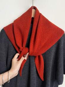 1条纯羊毛三角围巾，用途广泛，保暖性极佳，适合冬季佩戴，可作头饰或时尚多功能礼品。