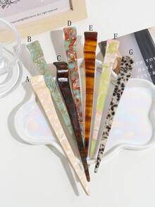 1个女士时尚简约优雅亚克力发夹，适合日常佩戴，可做发髻、盘发、发夹、发饰、发型设计，也可作为学习用品、发饰或头部配饰。