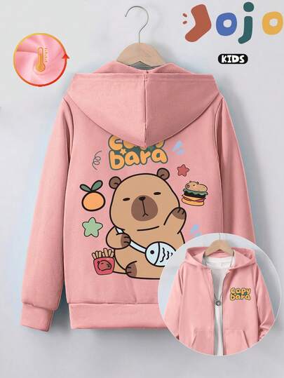 Doppelseitiger Druck eines Cartoon-Capybara, der "Hallo" sagt und dabei eine kleine Umhängetasche mit Fisch trägt. Kreativer und lässiger, minimalistischer, baumwollgefütterter Kapuzenpullover mit überschnittenen Schultern für Jungen und Mädchen mit Reißverschluss. Taillierte Kinderkleidung im Street-College-Stil mit weichem Fall und langen Ärmeln. Neue Sweatshirt-Serie