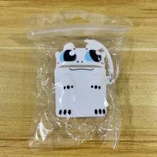 How to Train Your Dragon Tandlöst öronsnäcksfodral, öronsnäcksfodral, sött 3D-skyddsfodral kompatibelt med Apple Earbuds 1/2/Pro 3:e generationen - söt svartvit tecknad design med livfulla ögon, exakta knapputskärningar, reptåligt fodral, mjukt grepp och halkfri (officiell kompatibilitet), enhetsskydd, öronsnäcksfodral, roligt tillbehör, tätt passform, slitstarkt material, trådlöst öronsnäcksfodral, perfekt för elektronikentusiaster, tekniktillbehör