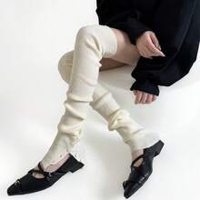 Cubiertas de pierna versátiles y de moda para otoño e invierno, con rodilleras cálidas y diseño de botón alto en la pierna. Calcetines largos de color blanco leche apilados sobre las rodillas - Camello de arroz - Ver 6