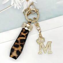 Breloc din aliaj de zinc, 1 bucată, cu design din piele PU imprimată, împreună cu un pandantiv strălucitor cu literă în formă de coroană, strat antirugină, potrivit pentru agățarea cheilor mașinii, cheilor etc. Se potrivește cu orice și este un accesoriu indispensabil pentru a purta!