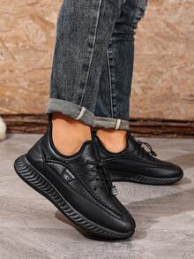 زوج من بوت الثلج الرياضية المقاومة للماء والدافئة للرجال، ذات نمط حرفي قاعدة منقولة منخفضة، بوت خارجية مربوطة بالأربطة