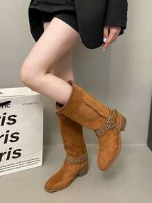 2025 秋冬新款复古棕色皮革扣女士中筒靴，方头粗跟西部牛仔靴，个性化百搭绒面革褶皱休闲靴 - 棕色 - 查看 3