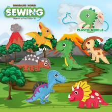 Kit de costura creativo del mundo de los dinosaurios para niños, juguete de manualidades interactivo entre padres e hijos de tela no tejida. El kit incluye varios materiales de tela no tejida con formas de dinosaurios y agujas de plástico. Los padres pueden guiar a los niños a aprender costura básica y hacer juntos Triceratops, Spinosaurus, etc., mejorando las habilidades motoras finas de los niños y el vínculo entre padres e hijos.
