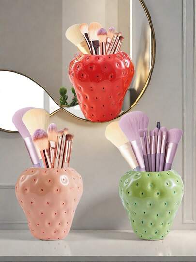 这款时尚的草莓造型收纳花瓶适合存放化妆刷、化妆品、手表和其他小物件。它也是创意花瓶、派对礼物和生日礼物的绝佳选择，非常适合赠送给家人和朋友。