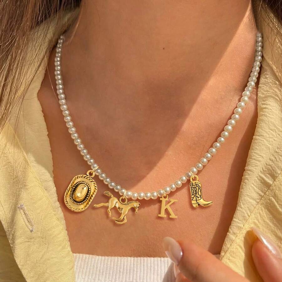 1 pezzo Nuova collana classica con ciondolo a forma di stivale da cowboy, iniziale, cappello e cavallo, con perle finte, per donna