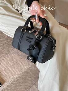 这是一款时尚新款女士手提包，配有可拆卸肩带。这款优雅的女士手提包既有手提带，也有肩带/斜挎带，质感高端，非常适合通勤、聚会、购物和各种场合。 - 黑色 - 查看 2