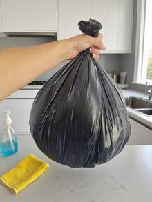 50 Contagem Sacos de Lixo Pequenos de 4-6 Galões, Tipo Boca Plana Preta Regular Grossa, Sacos de Lixo Domésticos Descartáveis Portáteis, Tipo Boca Plana Forte para Lixo de Cozinha, Sacos de Lixo Plásticos para Limpeza de Casa, Banheiro, Quarto, Escritório, Lixeira de Cozinha, Limpeza Doméstica, Limpeza de Cozinha, Limpeza de Festa, Suprimentos de Limpeza de Natal e Ano Novo