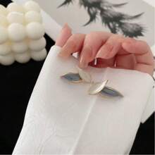 The 2025 New Moon Whistle Leaf Earrings Are Inspired By The Forms Of Natural Leaves And Feature A Unique "Moon Whistle" Element, Cleverly Blending Niche Aesthetics With Everyday Wear. The Earrings Feature A Carefully Selected, High-Quality Metal Base With A Soft Luster, Creating A Discreet, High-End Feel That Transcends The Need For Embellishment.