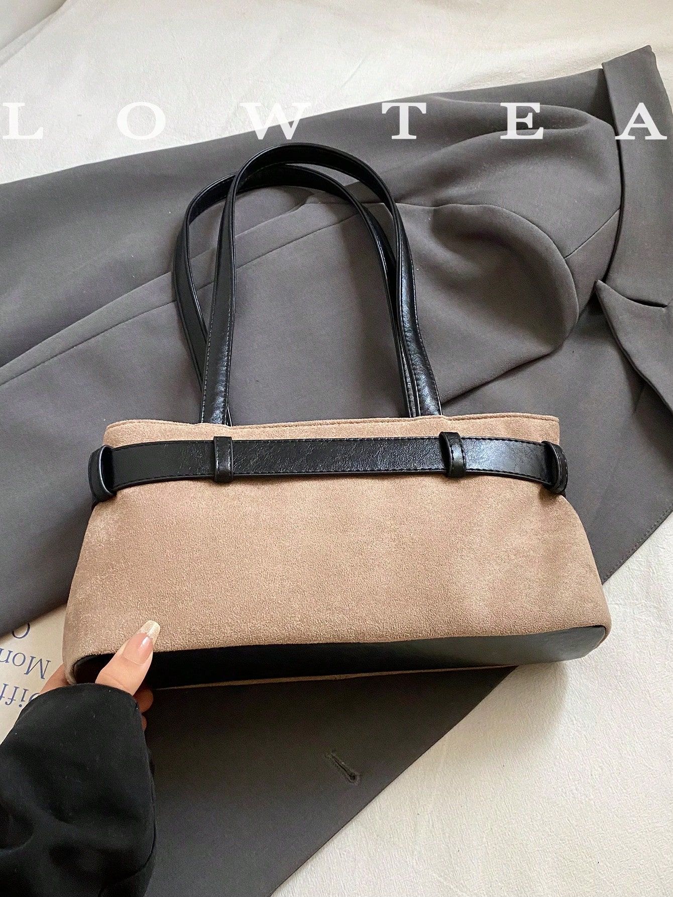 low tea حقيبة كتف مربعة من القماش المخملي ذات لون...