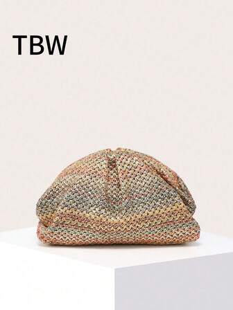 Den här damen håller i en stor, trendig och minimalistisk kuvertväska designad med vävda veck och molnmönster, lämplig för shopping och utekvällar.