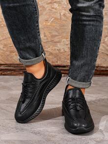 زوج من بوت الثلج الرياضية المقاومة للماء والدافئة للرجال، ذات نمط حرفي قاعدة منقولة منخفضة، بوت خارجية مربوطة بالأربطة