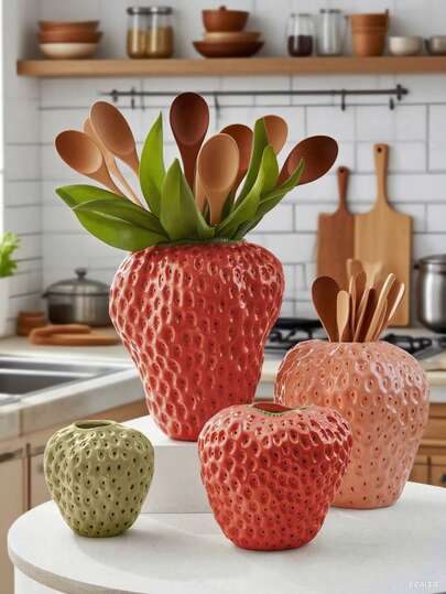 这款时尚的草莓造型收纳花瓶适合存放化妆刷、化妆品、手表和其他小物件。它也是创意花瓶、派对礼物和生日礼物的绝佳选择，非常适合赠送给家人和朋友。