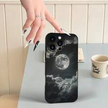 Funda de Teléfono Artística de Luna y Nube en Blanco y Negro con Impresión Negra para iPhone 16/15/14/13/12/11Plus Pro Max Min, con Protección de Agujero de Precisión para Lente. Este nuevo modelo de alta calidad y estilo es un regalo perfecto para las fiestas o cumpleaños para novias, novios, mujeres, hombres, esposos, esposas y... - Negro - Ver 11