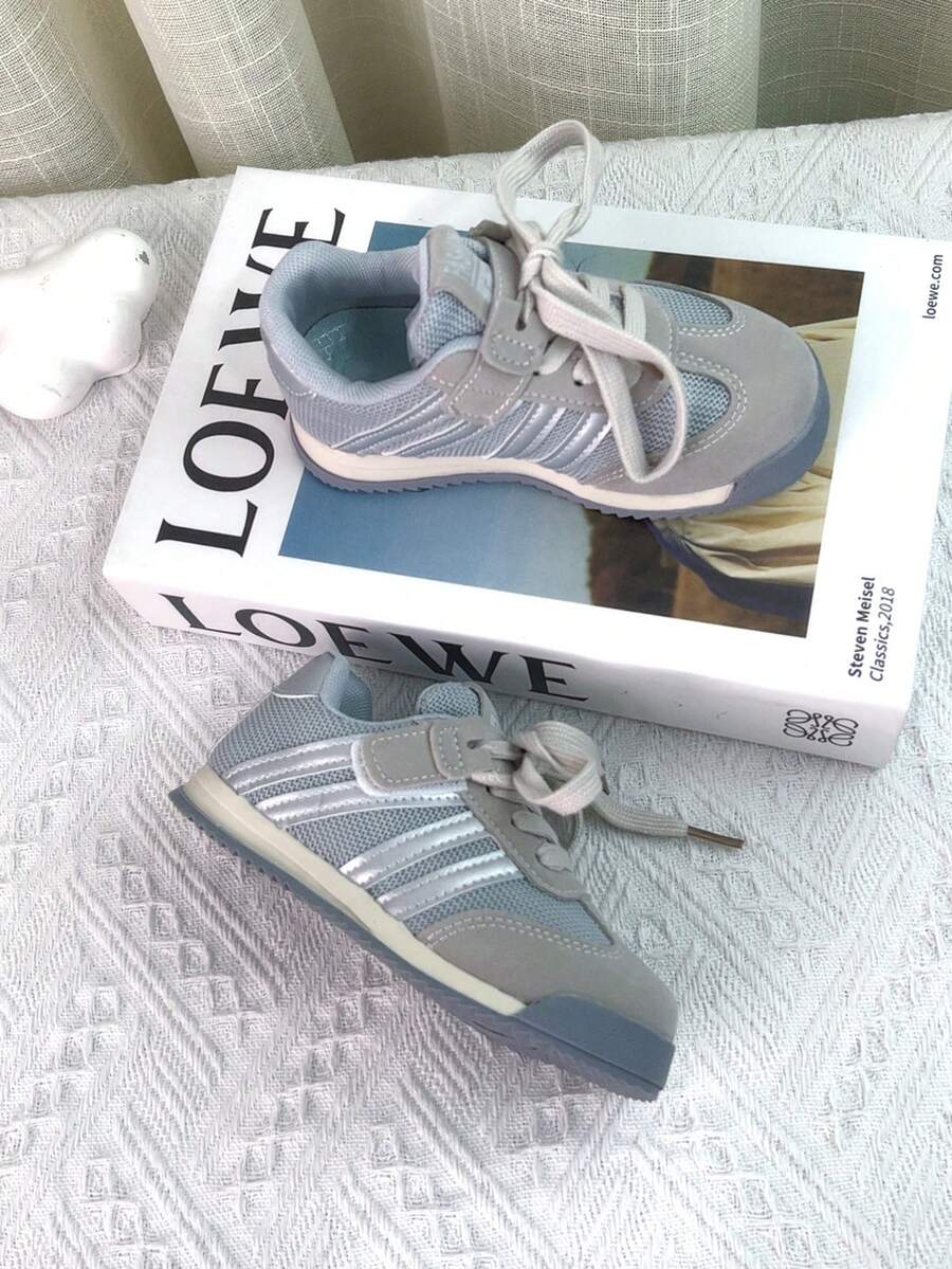 زوج من أحذية الأطفال الرياضية ذات الرقبة المنخفضة والشبكة التنفسية، إغلاق بالخطاف والحلقة، أحذية كاجوال مضادة للانزلاق، موضة للأطفال، مناسبة للربيع/الخريف