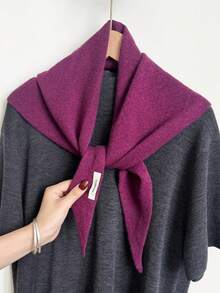 1条纯羊毛三角围巾，用途广泛，保暖性极佳，适合冬季佩戴，可作头饰或时尚多功能礼品。