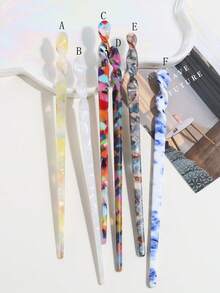 1个女士时尚简约优雅亚克力发夹，适合日常佩戴，可做发髻、盘发、发夹、发饰、发型设计，也可作为学习用品、发饰或头部配饰。