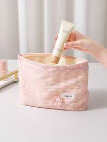 1 PC Solid Color Plaid Four-Leaf Clover Portable Travel All-Match Back To School In Bulk Make Up Bag,Fashionable And Casual Large Capacity Portable Zipper Makeup Bags,Travel Storage Stationery Storage,Vacation Essentials Cosmetic Bags For Headphones,Charger,Lipsticks,Cosmetics,Perfume,Skin Care And Beauty Products,Home Decor,For Mom,Nurses,Students,School Girls,Keys,Holiday Gifts,Makeup Pouch,Cosmetic Bag,Travel Essential,Large Capacity,Large Makeup Bag,Christmas Gifts,Pouch,Travel,Gifts For Women,Women's Necessaire,Travel Essential,Pouch,Clutch / Small Handbag,Necessaire,Makeup Organizer,Makeup Organize,Pouch,Brush Holder,Mini Pouch,Large Capacity Pouch