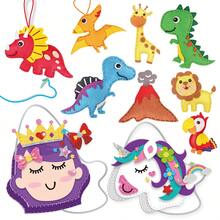 Kit de costura creativo del mundo de los dinosaurios para niños, juguete de manualidades interactivo entre padres e hijos de tela no tejida. El kit incluye varios materiales de tela no tejida con formas de dinosaurios y agujas de plástico. Los padres pueden guiar a los niños a aprender costura básica y hacer juntos Triceratops, Spinosaurus, etc., mejorando las habilidades motoras finas de los niños y el vínculo entre padres e hijos.