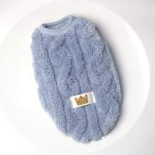 Ropa para mascotas. Chaleco de peluche grueso y cálido adecuado para que perros y gatos pequeños lo usen en invierno. Ropa para perros que se puede usar con alegría al aire libre.