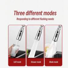 1 Apărătoare antistropi pentru robinet de bucătărie cu articulație universală și duză retractabilă, potrivită pentru chiuvete și duze înlocuibile rapid, fabricată din materiale plastice și alamă