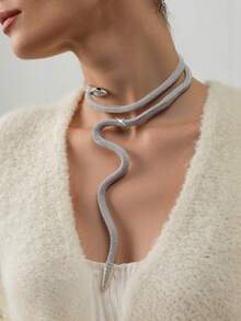 قلادة عنق مضبوطة الحجم بطبعة جلد الثعبان المقلد الأنيقة والمبالغ بها، يمكن ارتداؤها بشكل مرتخي حول الرقبة قطعة واحدة