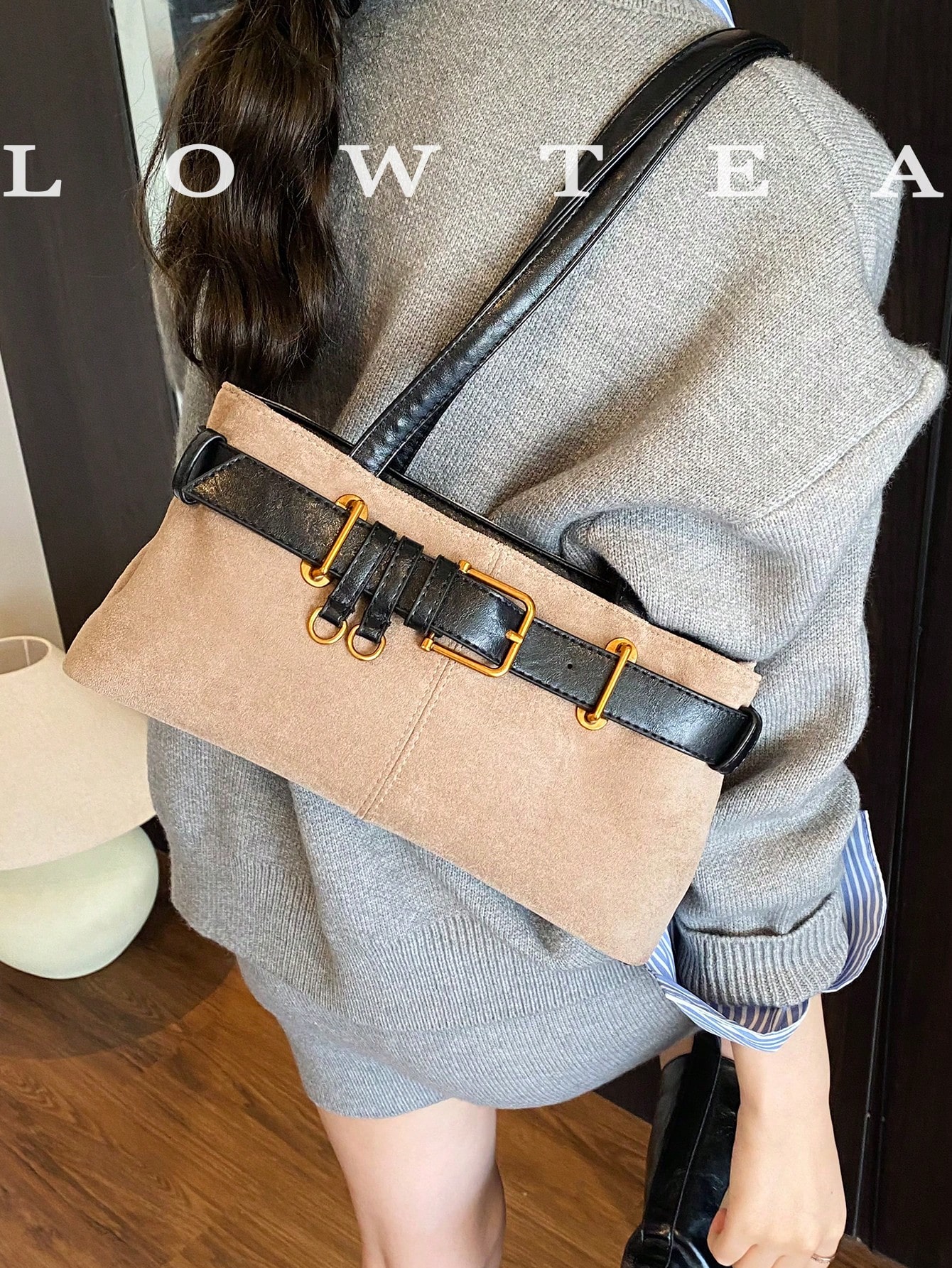 low tea حقيبة كتف مربعة من القماش المخملي ذات لون...