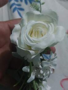 1朵白色艾伦玫瑰，点缀着白色小花和绿色浆果，优雅胸花，适合新郎、婚礼装饰、正式场合、派对和情人节配饰。 - 白色 - 查看 8