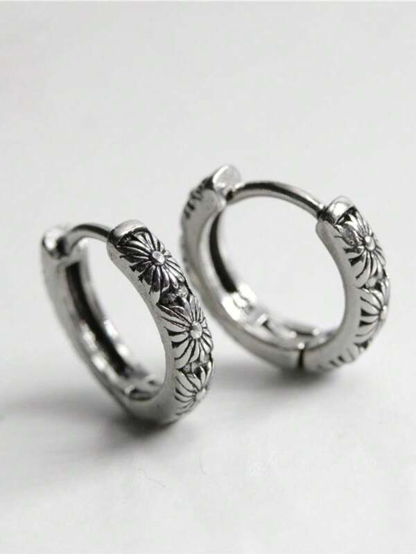 Un par de pendientes de hombre de un solo diseño, con un estilo retro y único de crisantemo en color negro, son accesorios de moda